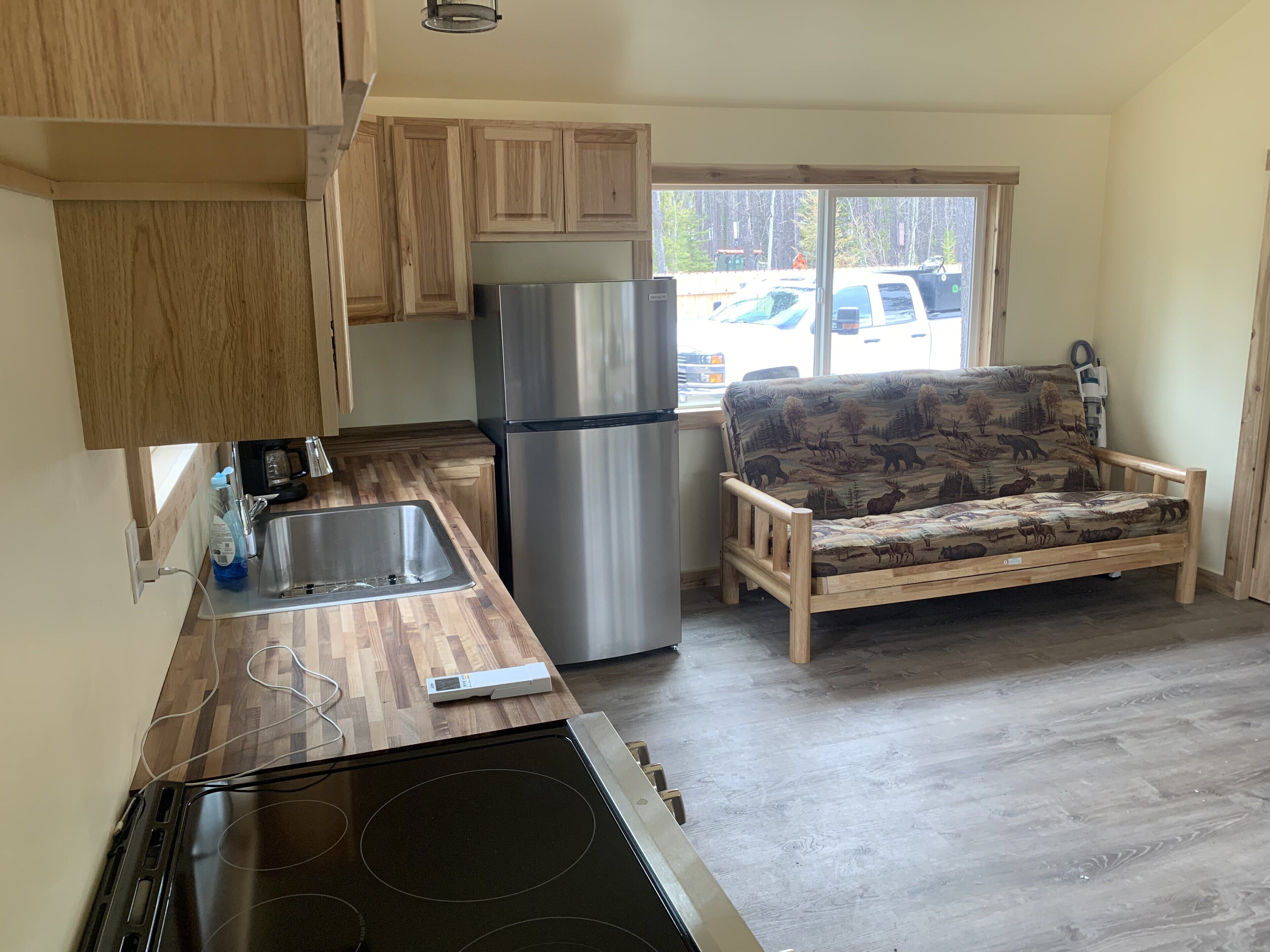 Beautiful cabin located just 6 miles from glacier park!