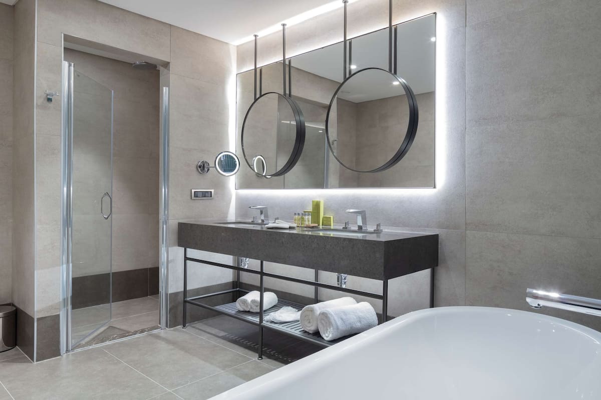 presidential suite, 1 king bed | in-room safe, desk, iron/ironing board, free wifi