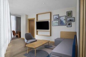 Suite, 1 habitación | Zona de estar | Televisión LED de 52 pulgadas con canales por satélite