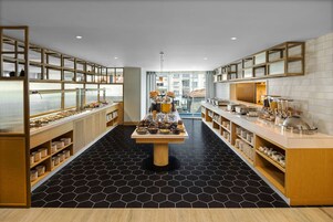 Se ofrece un desayuno bufé (700 TRY por persona)