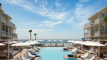 2 piscinas al aire libre, camas de piscina con cargo, sombrillas
