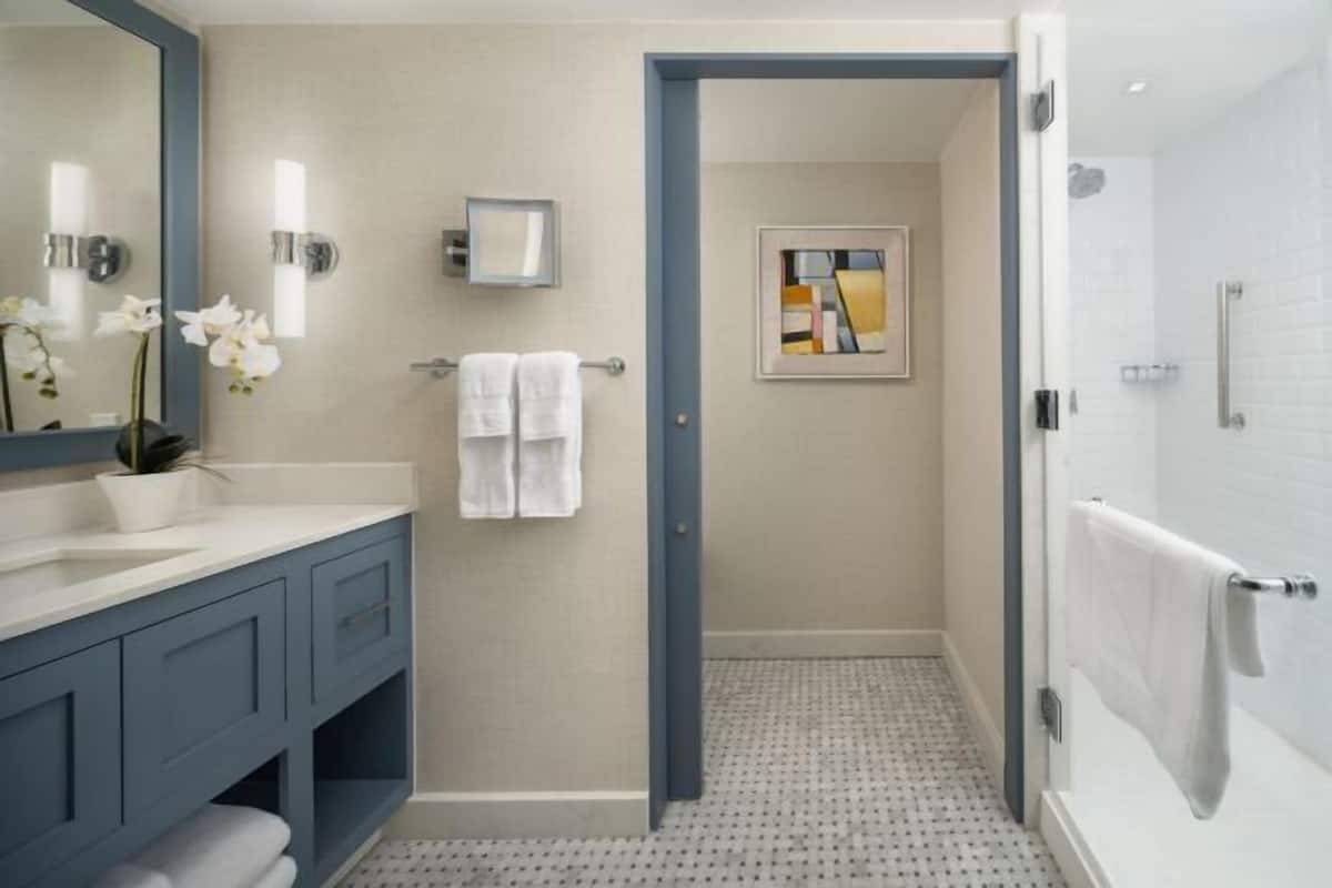 Articles de toilette de luxe, sèche-cheveux, peignoirs, chaussons