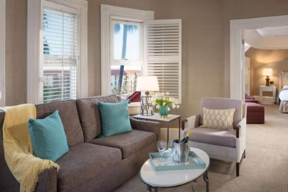 Coin séjour | TV connectée de 55 pouces avec chaînes par câble, télévision, Netflix