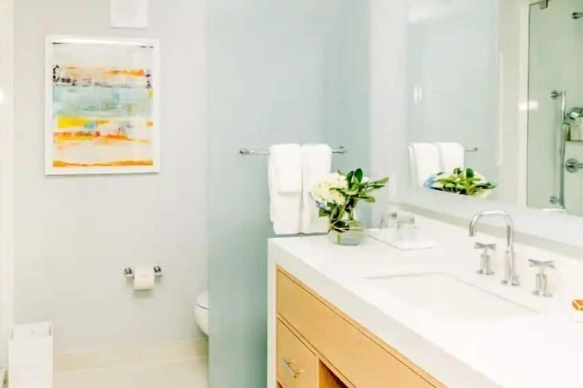 Salle de bain | Articles de toilette de luxe, sèche-cheveux, peignoirs, chaussons