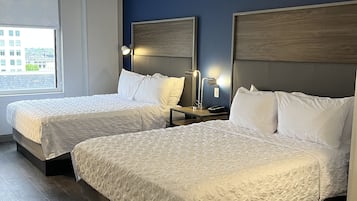 Habitación, 2 camas Queen size | Ropa de cama hipoalergénica, wifi gratis y ropa de cama 