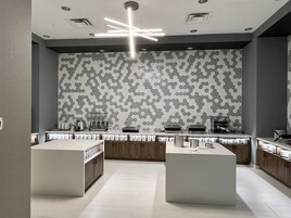 Una cocina moderna con un salpicadero de azulejos hexagonales, electrodomésticos integrados y una isla central.
