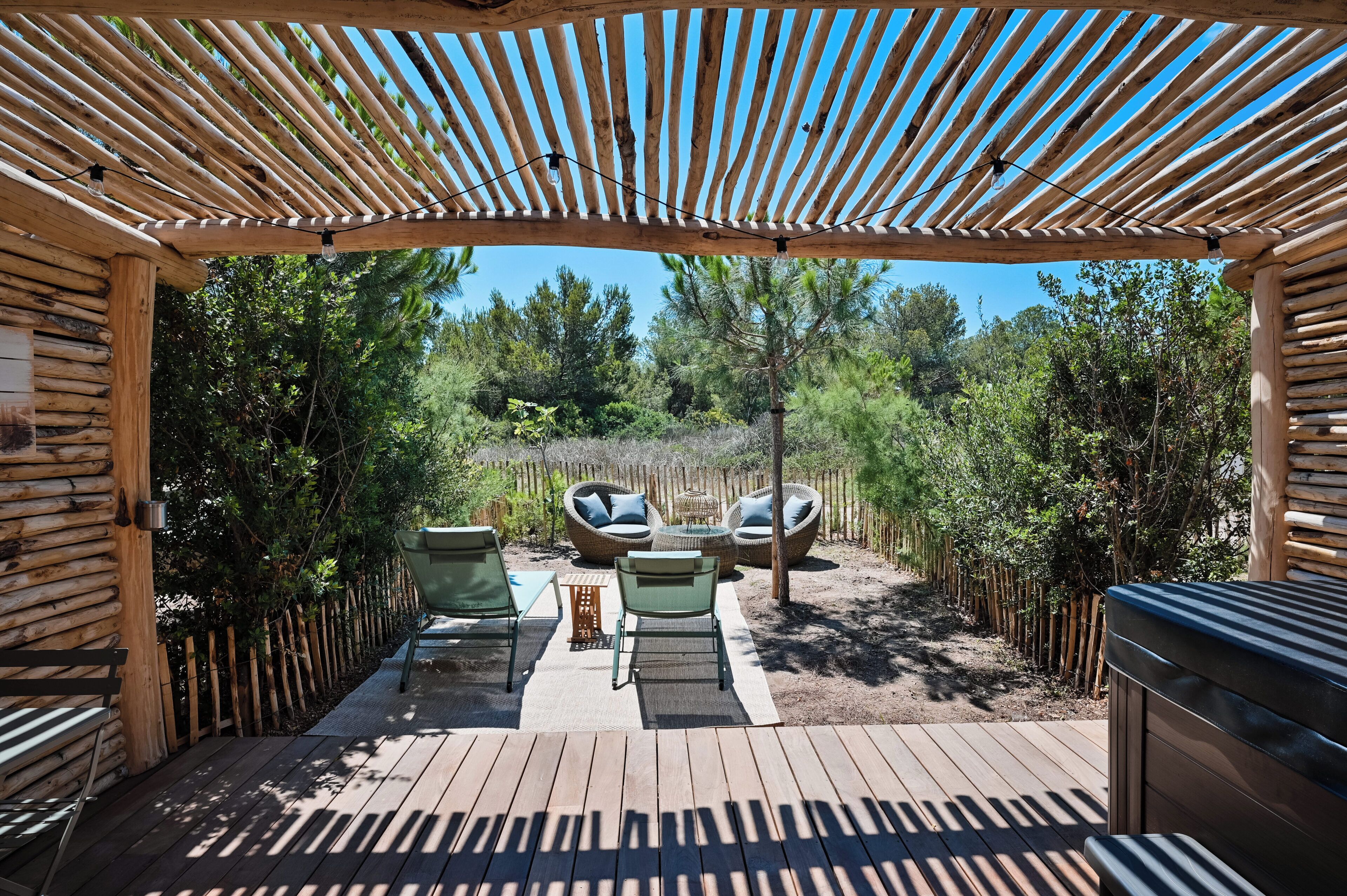 客房, 1 张特大床 (Pesquiers By The Beach) | 迷你吧（备有免费物品）、客房内保险箱、隔音、熨斗/熨衣板