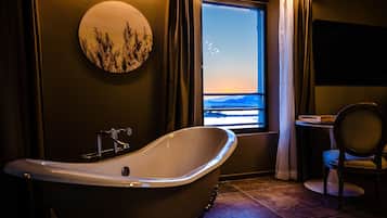 Suite Junior, 1 très grand lit (Hameau) | Salle de bain | Articles de toilette gratuits, sèche-cheveux, peignoirs, chaussons