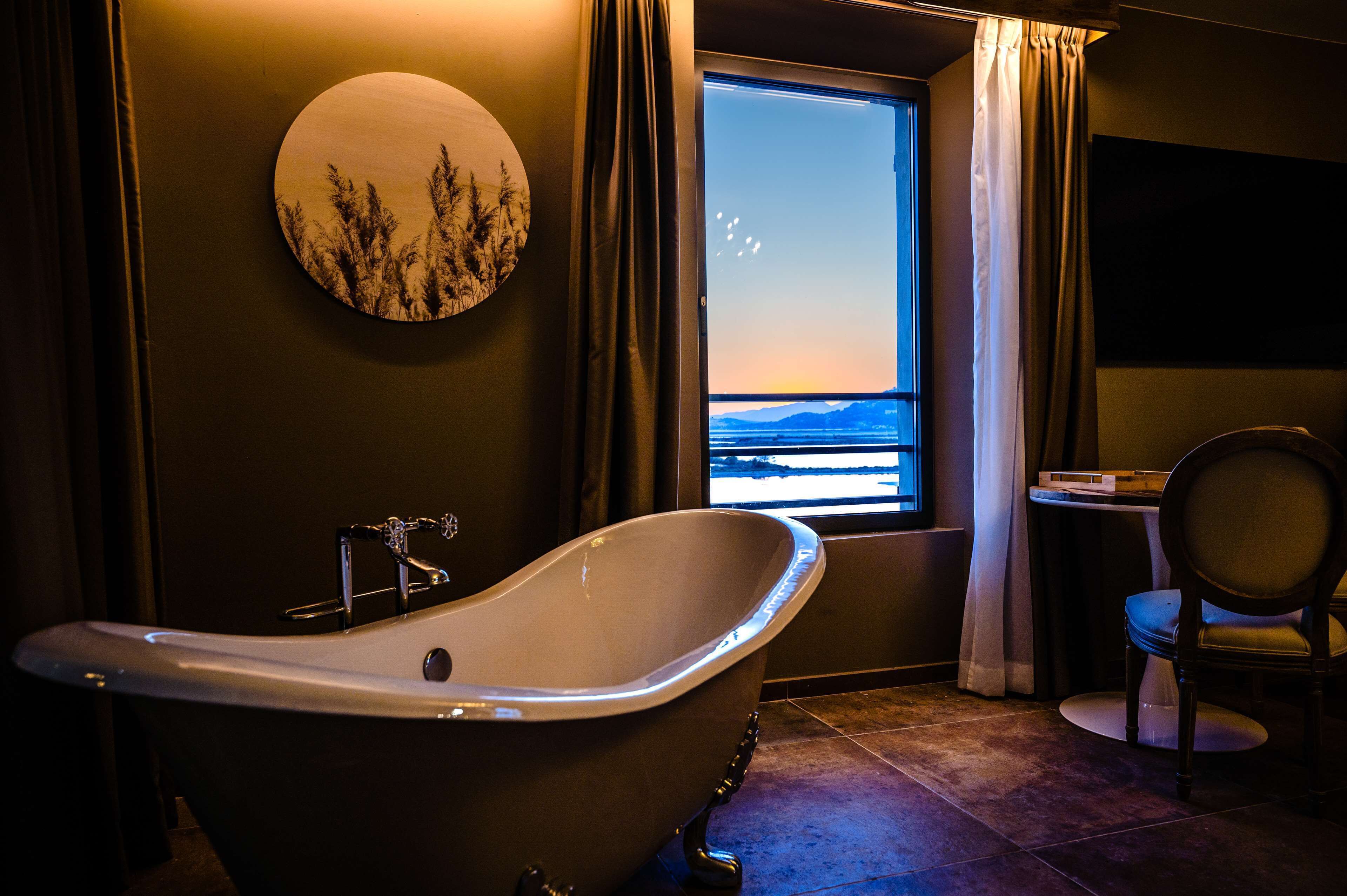 普通套房, 1 張特大雙人床 (Hameau) | 浴室 | 免費梳洗用品、風筒、浴袍、拖鞋