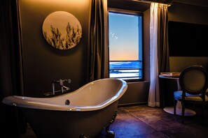 Suite Junior, 1 très grand lit (Hameau) | Articles de minibar gratuits, coffre-fort pour ordinateur portable