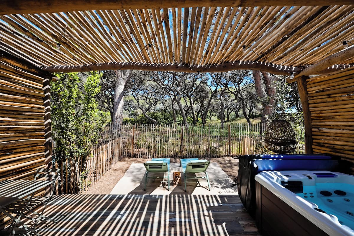 Habitación, 1 cama King size (Pesquiers Village) | Artículos del minibar gratis y caja de seguridad en la habitación