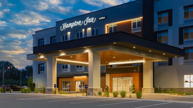 A Hampton Inn hotel with a modern facade, large entrance, and a covered outdoor area. - Hampton Inn by Hilton Port Hope Cobourg (Port Hope)