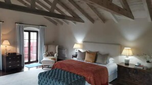 7 slaapkamers, een bureau, een strijkplank/strijkijzer, gratis wifi