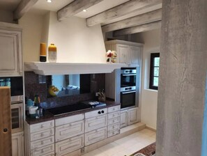 Een koelkast, een microgolfoven, een oven, een kookplaat