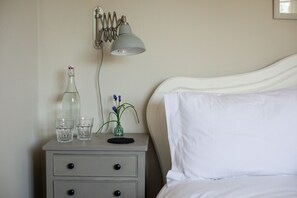 3 bedrooms, desk, iron/ironing board, travel crib - ★ Renovated Cosy & Rustic Cotswold cottage with fire ★ (Bourton-on-the-Hill)