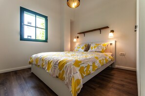 2 habitaciones, escritorio y tabla de planchar con plancha 