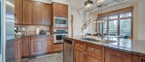 ميكروويف، فرن، غسالة أطباق، ماكينة لصنع القهوة/الشاي