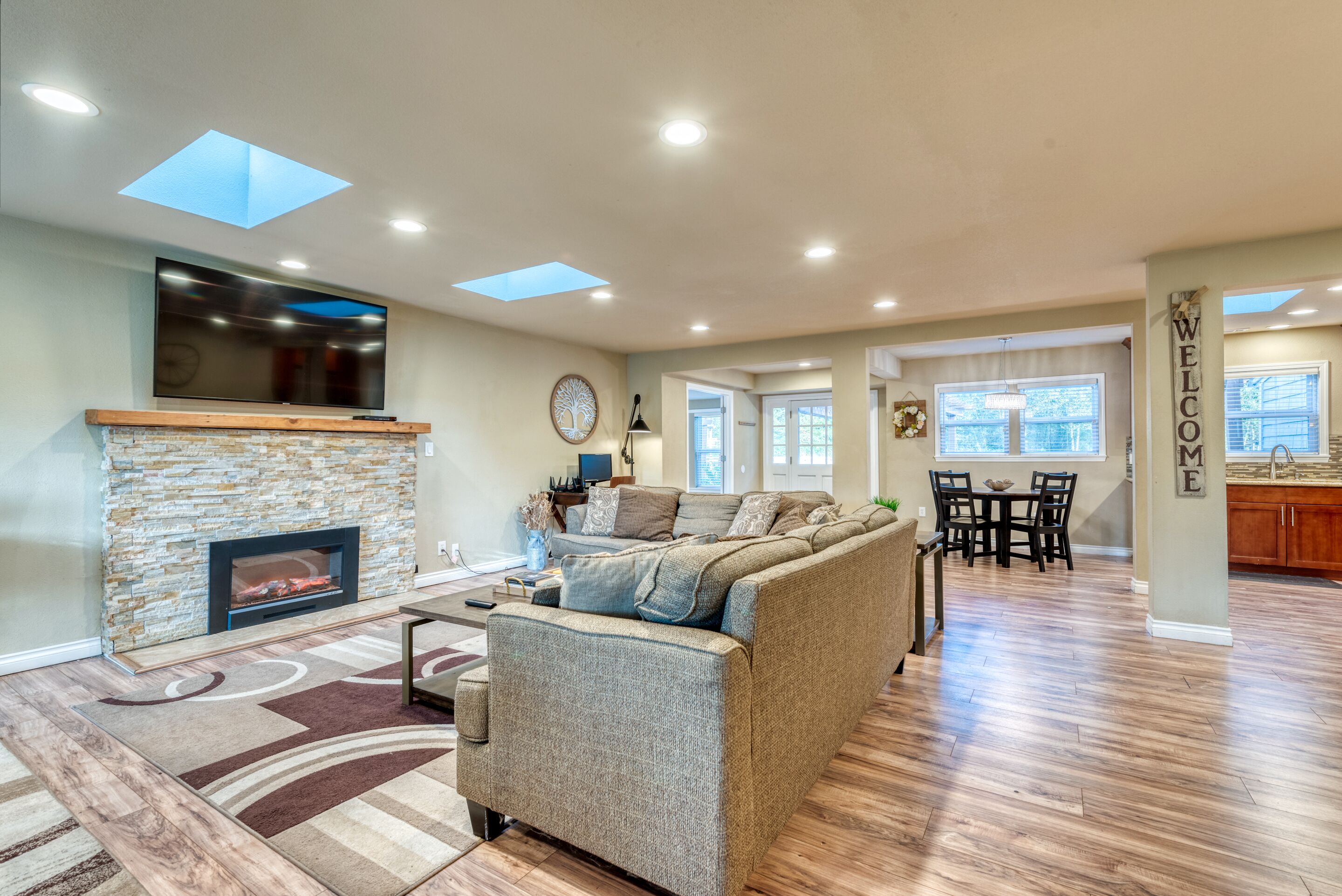 Smart TV, caminetto, monitor per computer