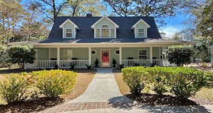 Darling Cottage on PRIVATE LAKE & acreage