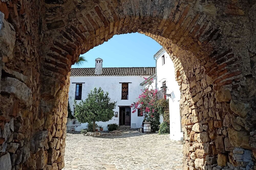 Lodging in a medieval hamlet, a wonderful experience. Restaurant,Info Point.Sl 3
