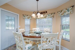 Dining - 14933 Sunset Special: 3BR Oasis, Heated Pool, Lake Views (Fort Myers)