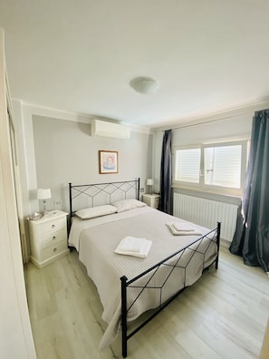 5 bedrooms, desk, iron/ironing board, free WiFi