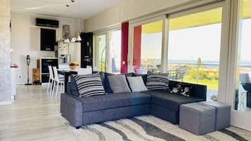 Smart TV, fireplace, music library, stereo