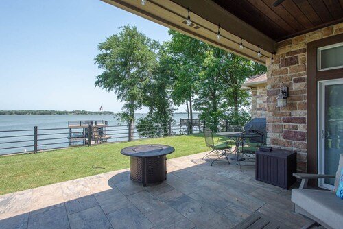 Beautifully Updated Family Getaway on Cedar Creek Lake