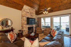 Smart TV, books - Beautifully Updated Family Getaway on Cedar Creek Lake (Tool)