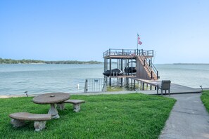 Outdoor dining - Beautifully Updated Family Getaway on Cedar Creek Lake (Tool)