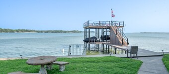 Beautifully Updated Family Getaway on Cedar Creek Lake