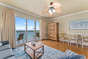 Condo, Plusieurs lits, patio, vue sur l’océan (Calypso Resort 1203e) | Aire de séjour | Téléviseur de 40 po avec télévision par câble