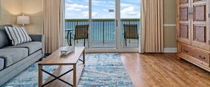 Condo, Plusieurs lits, patio, vue sur l’océan (Calypso Resort 1203e) | Aire de séjour | Téléviseur de 40 po avec télévision par câble