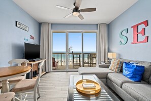 Living area - Right Across The Street From Pier Park! 2 Pools Overlooking Gulf!next To Pier (Panama City Beach)