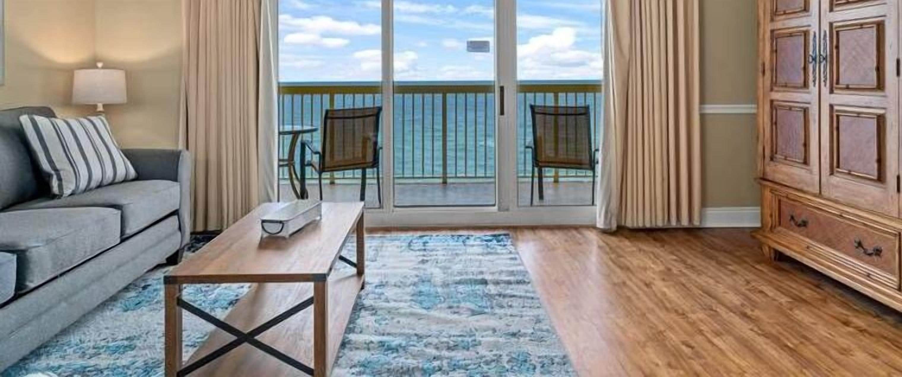 Condo, nhiều giường, ban công, quang cảnh biển (Calypso Resort 1203e) | Khu phòng khách | TV 40-inch có truyền hình cáp 