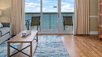 Kondominium, Beberapa Tempat Tidur, balkon, pemandangan samudra (Calypso Resort 1203e) | Area keluarga | Televisi 40-inci dengan saluran TV kabel