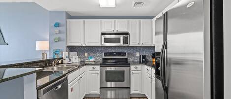 Apartment, 1 King-Bett und Schlafsofa, Balkon, Meerblick (Calypso Resort 305w) | Eigene Küche | Kühlschrank, Mikrowelle, Ofen, Herdplatte