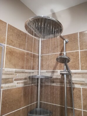 Douche, séchoir à cheveux, serviettes fournies, savon