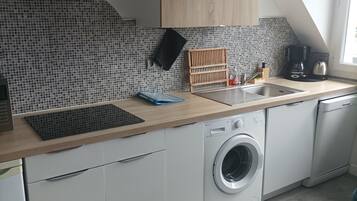 Réfrigérateur, micro-ondes, four, plaque de cuisson