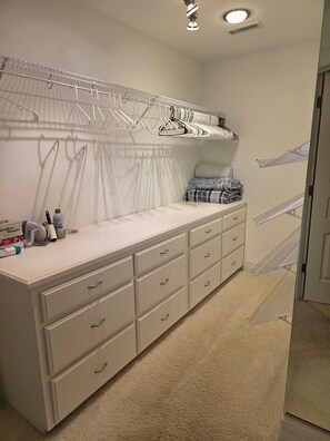 Comfort Room | Individually decorated, individually furnished, desk, laptop workspace - Chateau Rouge (Richlands)