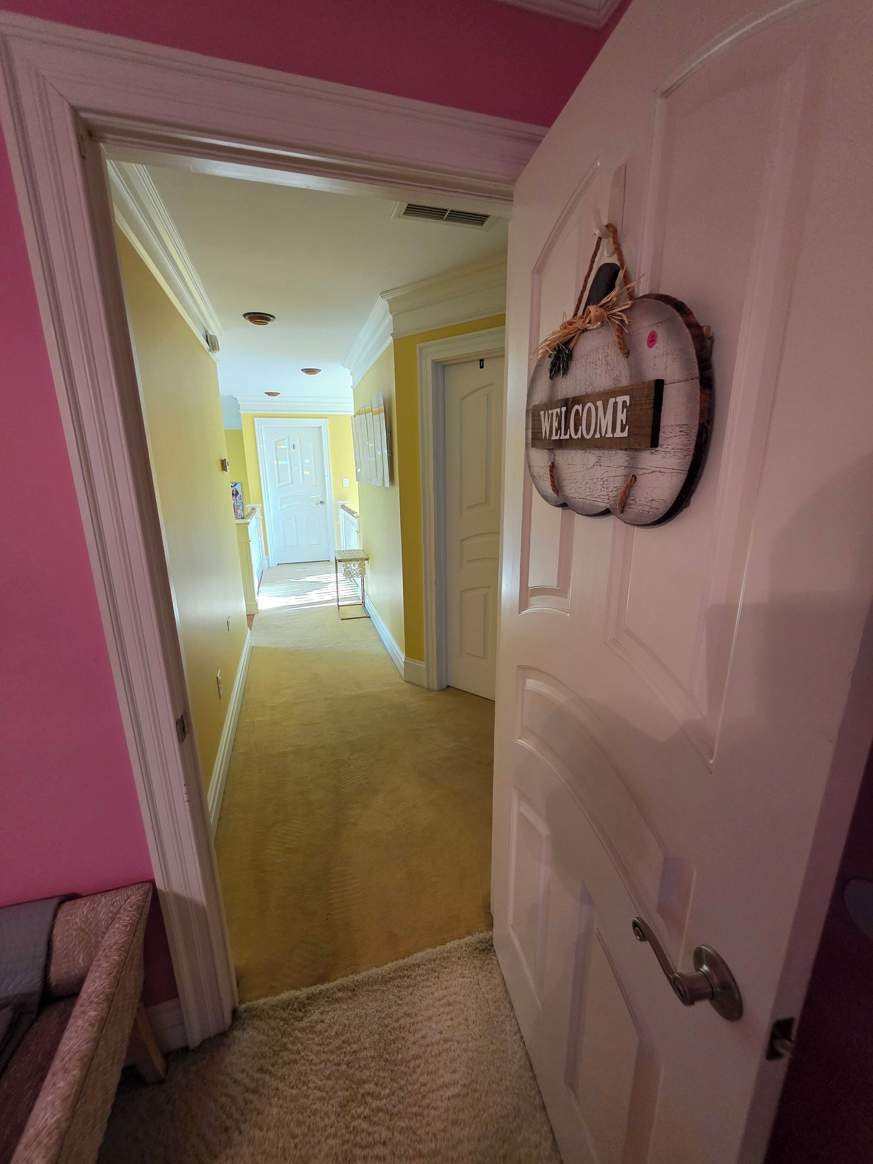 Habitación Confort | Decoración personalizada, muebles diferentes y escritorio 