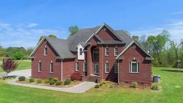 SINGLE FAMILY HOME | Bathroom | Combined shower/tub, rainfall showerhead, hair dryer, towels