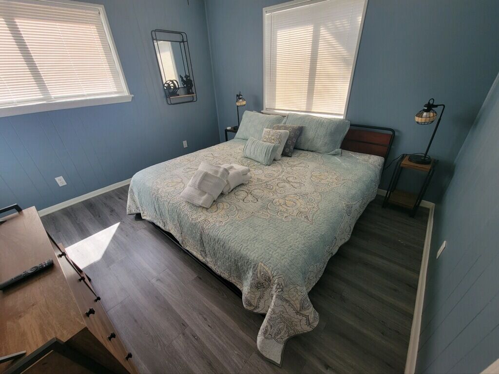 2022 Renovated 2-bedroom cozy, lovely condo.