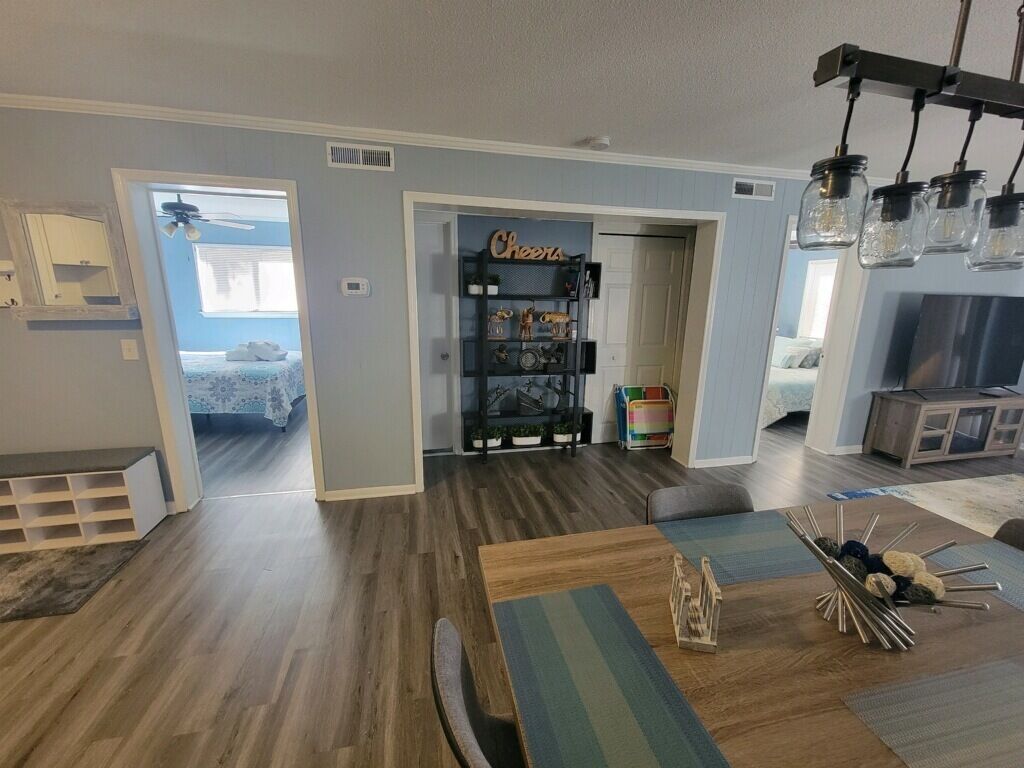 2022 Renovated 2-bedroom cozy, lovely condo.