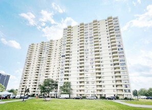 Exterior - Beautiful renovated 2bedroom Condo near Airport (Toronto)