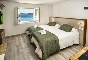 1 slaapkamer, een bureau, een strijkplank/strijkijzer, reisbedje