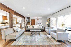 Televisión, chimenea y oficina 