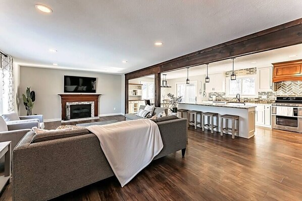 Televisión, chimenea y oficina 