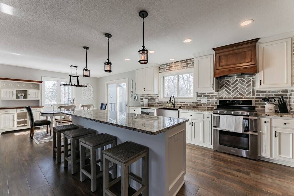 STUNNING⭐️1 ACRE FARMHOUSE🌟GREAT LAKE LOCATION