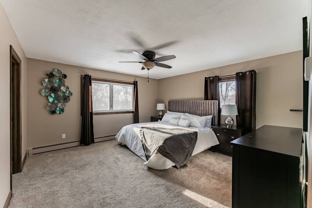 STUNNING⭐️1 ACRE FARMHOUSE🌟GREAT LAKE LOCATION